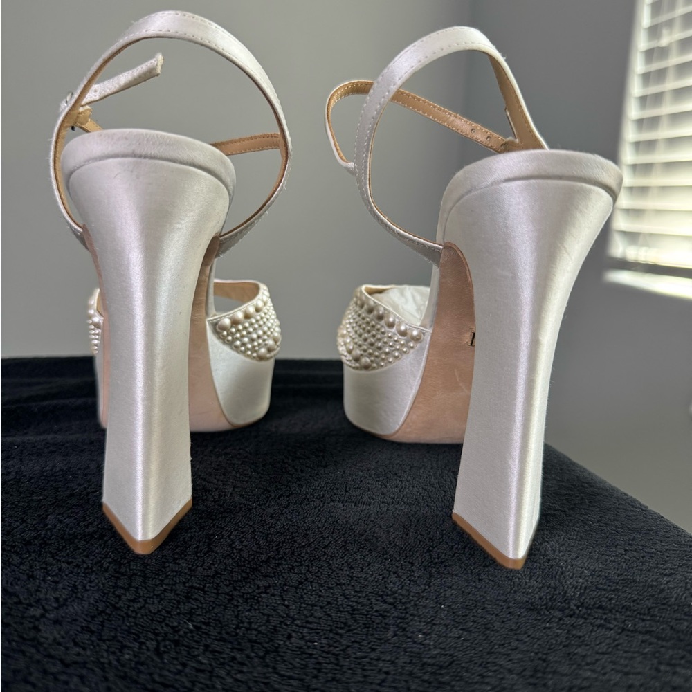 Badgley Mischka Women’s Bryleigh Heels - Minor Flaws on some of the pearls - Picture 7 of 15